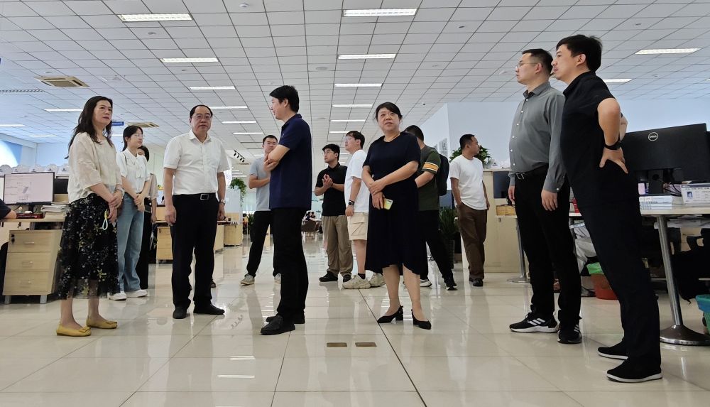 東南大學海研院領導專家蒞臨GENMA技術研發中心考察調研(圖2)