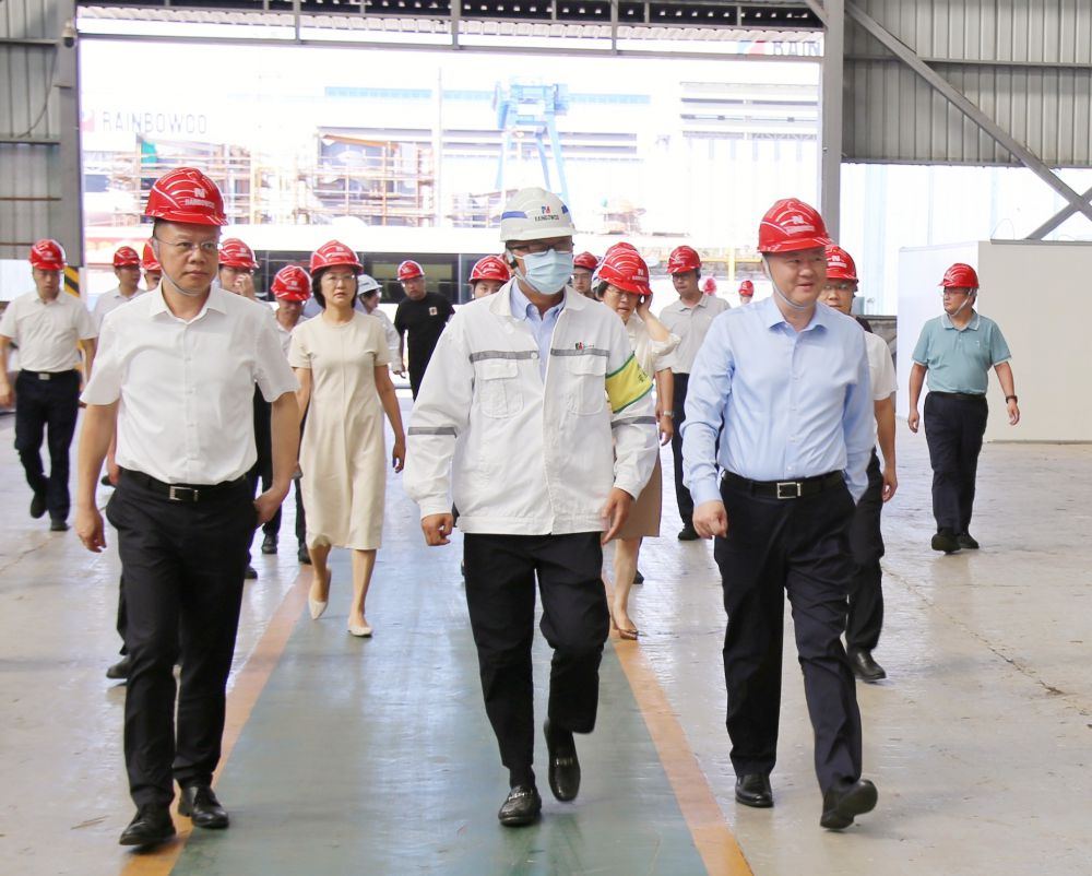 啟東市委書記楊中堅一行蒞臨子公司潤邦海洋焊接培訓車間開展現場調研(圖1)